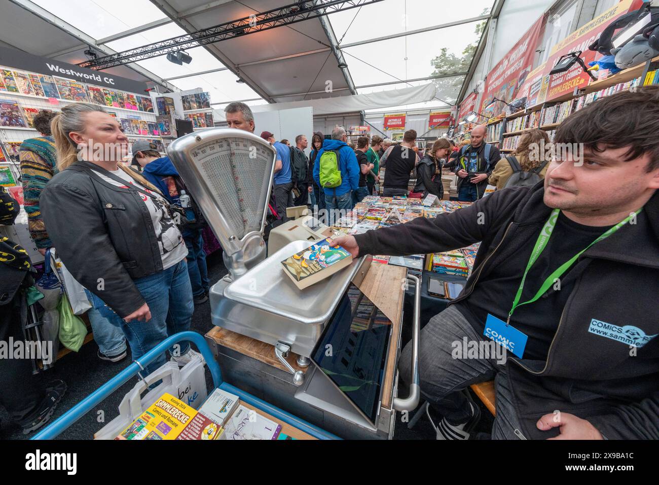 Bericht 30.05.2024 Eröffnungstag des 21. Internationaler Comic-Salon in Erlangen, das größte Festival für Comic Kunst im deutschsprachigen Raum Comic kaufen nach Gewicht Erlangen Bayern Deutschland *** Bericht 30 05 2024 Eröffnungstag des 21 Internationalen Comic-Salons in Erlangen, das größte Festival für Comickunst im deutschsprachigen Raum Comic kaufen nach Gewicht Erlangen Bayern Deutschland Stockfoto