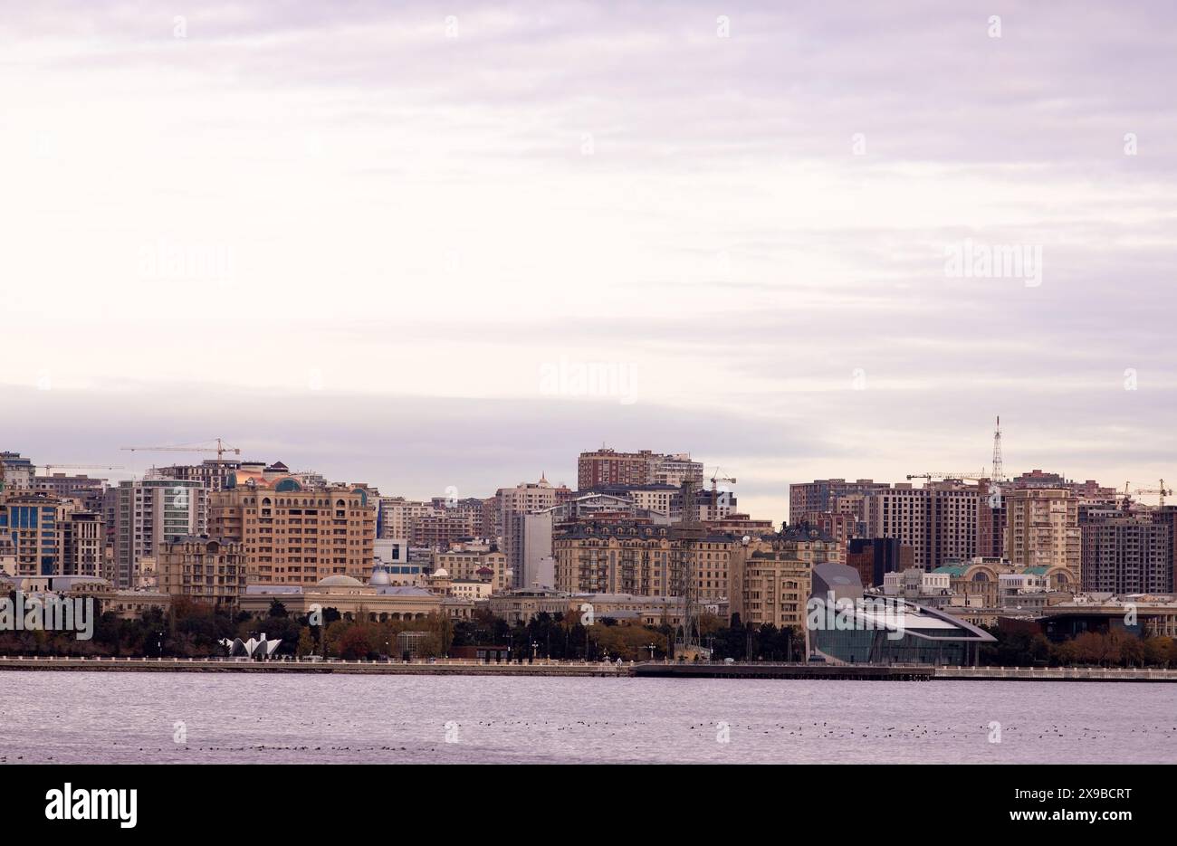 Baku. Aserbaidschan. 11.26.2021. Uferboulevard im Stadtzentrum. Stockfoto
