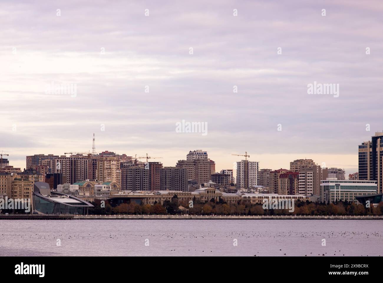 Baku. Aserbaidschan. 11.26.2021. Uferboulevard im Stadtzentrum. Stockfoto