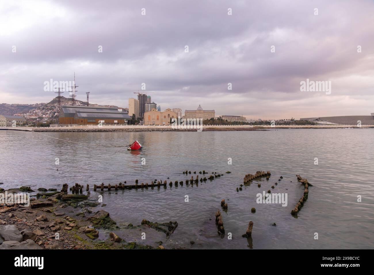 Baku. Aserbaidschan. 10.29.2021. Alte Holzschiffe am Ufer auf dem Boulevard. Stockfoto