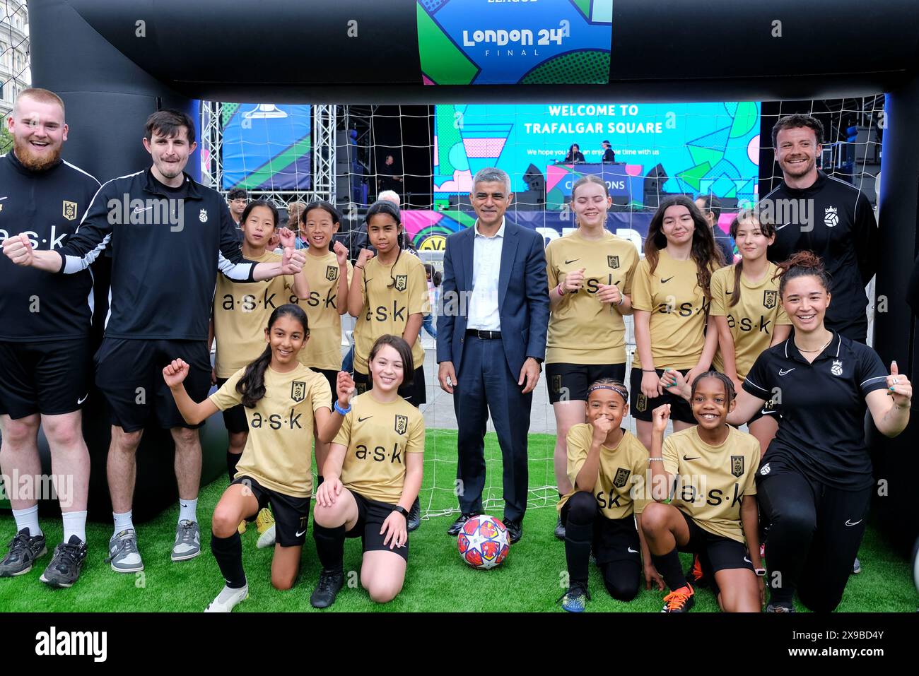 London, UK, 30. Mai 2024. Das UEFA Champions Festival wird am Trafalgar Square eröffnet, einem von fünf Orten, an denen Fans eine Vielzahl an Unterhaltung genießen können, darunter Community-Football-Spiele, Bühnenacts und Live-DJ-Sets vor dem Finale zwischen Borussia Dortmund und Real Madrid am 1. Juni. Quelle: Eleventh Photography/Alamy Live News Stockfoto