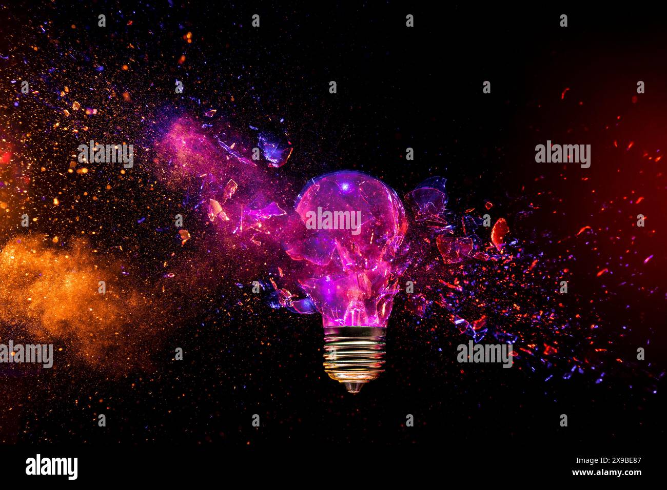 Dynamische Bildzertrümmernde Glühbirne h leuchtende Farbe funkelt im Hintergrund Stockfoto