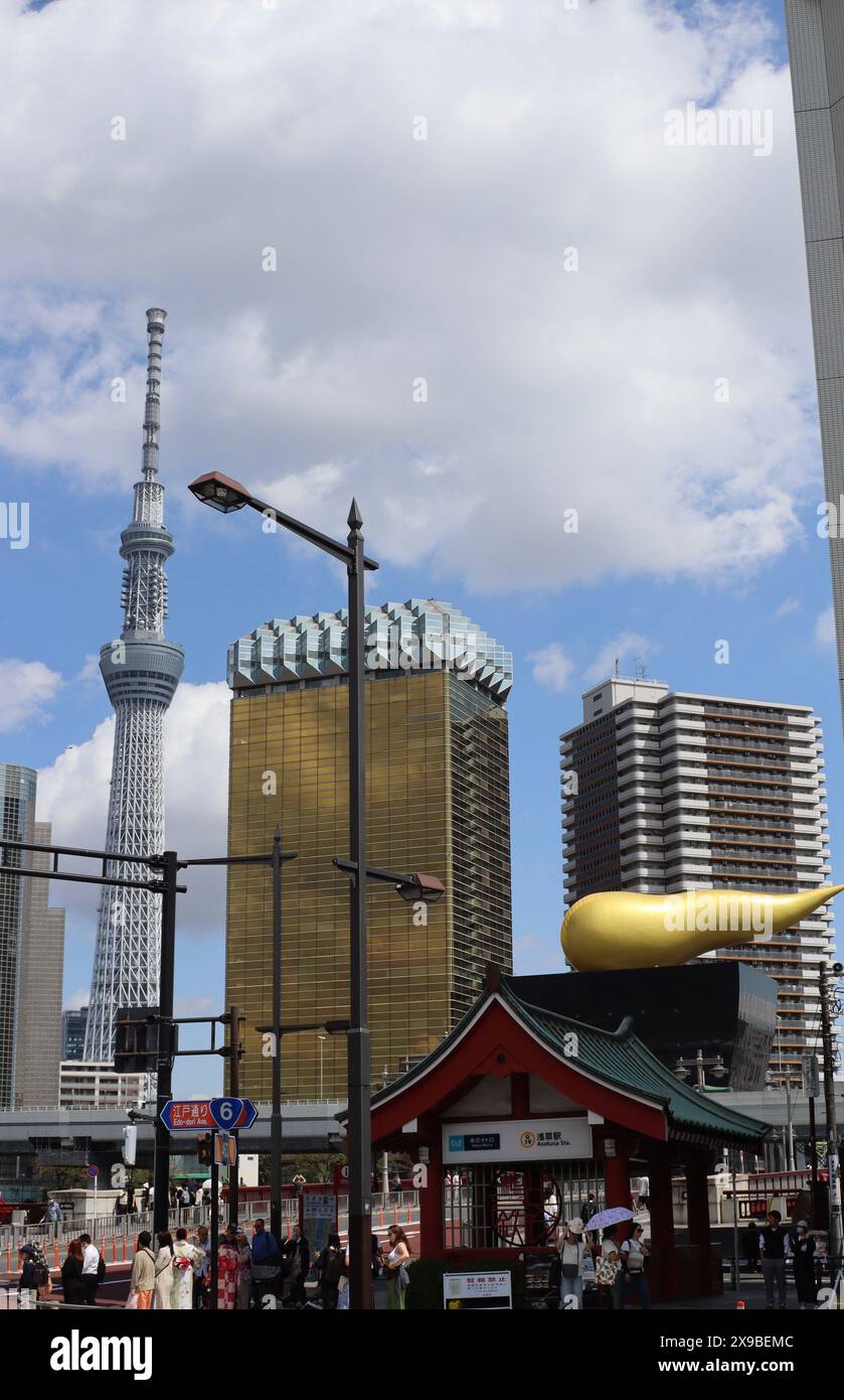 Tokio Straße mit Himmelsbaum und asahi Bierhalle in Sumida, Tokio, Japan Stockfoto