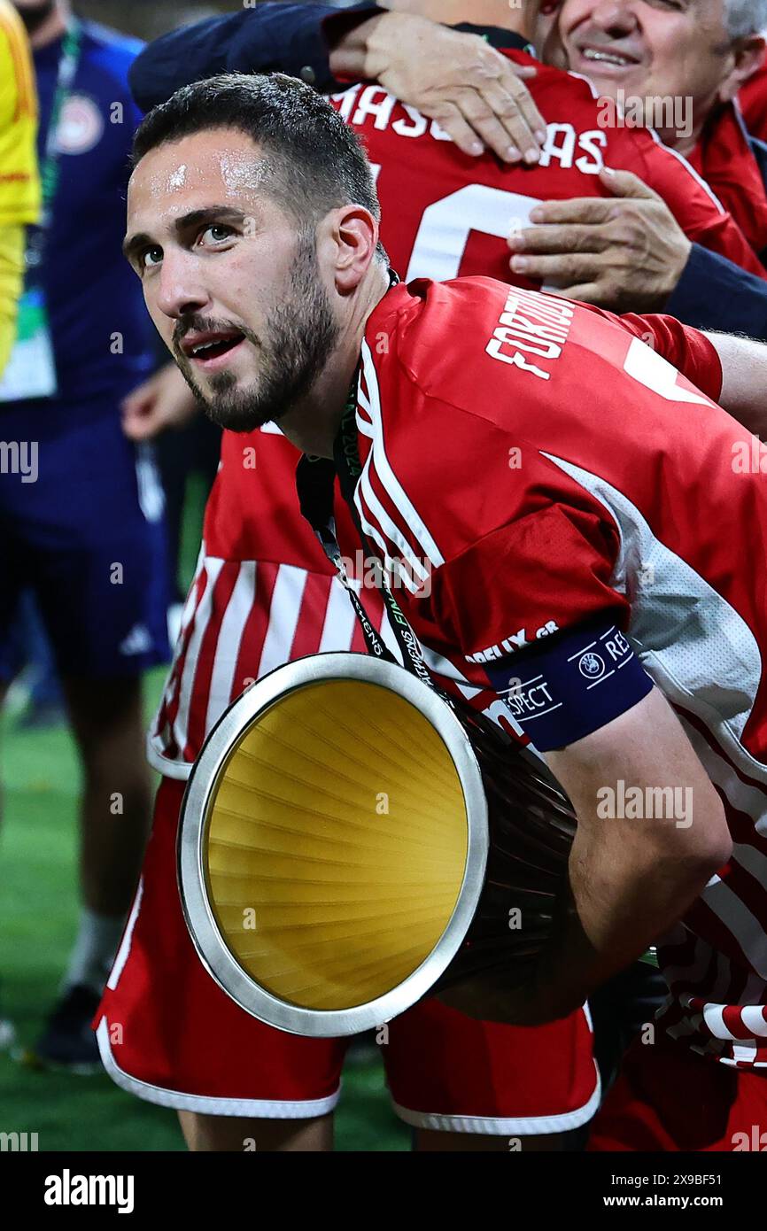 Kostas Fortounis vom Olympiacos FC feiert mit der Trophäe am Ende des Conference League Final 2024 Fußballspiels zwischen Olympiacos FC und ACF Fiorentina im AEK Arena Stadion in Athen (Griechenland) am 29. Mai 2024. Stockfoto