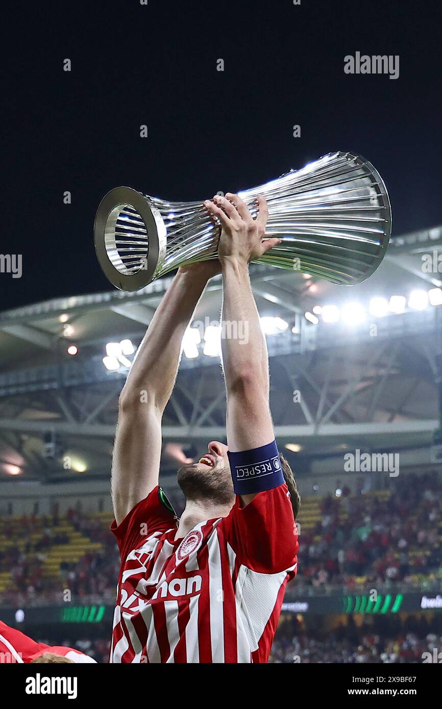 Kostas Fortounis vom Olympiacos FC feiert mit der Trophäe am Ende des Conference League Final 2024 Fußballspiels zwischen Olympiacos FC und ACF Fiorentina im AEK Arena Stadion in Athen (Griechenland) am 29. Mai 2024. Stockfoto