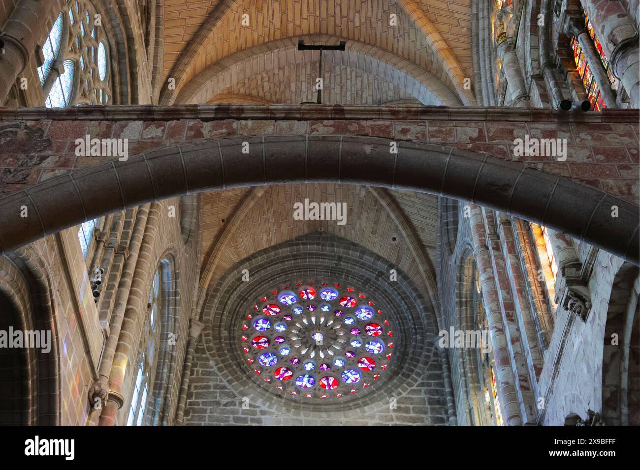 Dramatische Aussicht auf das Innere der Kathedrale von Avila, Spanien Stockfoto