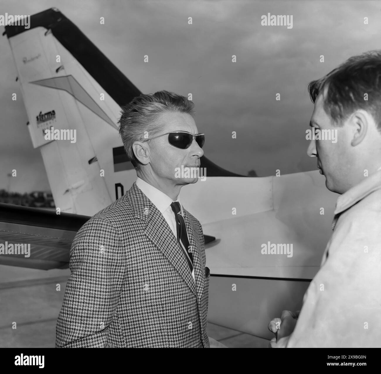 Herbert von Karajan iin vor dem Privatflugzeug am Flughafen Schipol, 1963 Phoro von Joop van Bilsen. Fotograf für ANEFO Agentur. Stockfoto