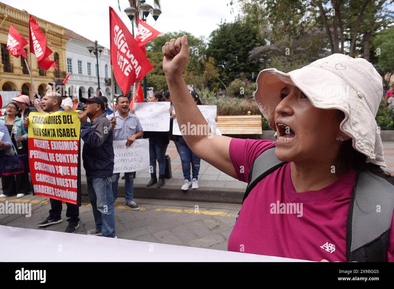 CUENCA PROTESTA POR INSUMOSENHOSPITALES Cuenca,Ecuador Mai 30, 2024 heute Morgen marschierten Gesundheitspersonal die Bolivar Straße hinunter zum Calderon Park um bei der Regierung gegen den Mangel an Vorräten für Krankenhäuser und Gesundheit zu protestieren Foto Boris Romoleroux API HTH CUENCA PROTESTA PORINSUMOSENHOSPITALES f37e999928e062da4e06f9852df3BROXBROXBROXBROXBROXBROXBROXOXOXOXOXOXBUX Stockfoto