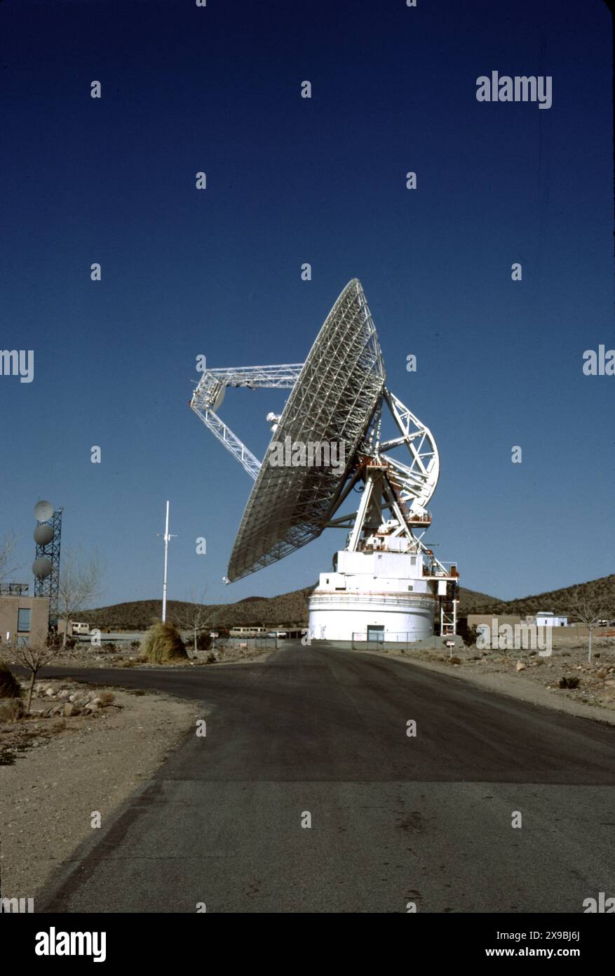 Fort Irwin, CA., USA, ca. 1984. Der Goldstone Deep Space Communications Complex (GDSCC), gemeinhin Goldstone Observatory genannt, befindet sich in Fort Irwin im US-Bundesstaat Kalifornien. Betrieben vom Jet Propulsion Laboratory (JPL) der NASA, um interplanetare Weltraummissionen zu verfolgen und mit ihnen zu kommunizieren. Benannt ist sie nach Goldstone, Kalifornien, einer nahe gelegenen Geisterstadt im Goldbergbau. Die größte, eine 70 Meter (230 ft) große Cassegrain-Antenne, wird für die Kommunikation mit Weltraummissionen zu den äußeren Planeten genutzt, wie zum Beispiel der Voyager-Raumsonde, die mit 21,5 Milliarden Kilometern am weitesten vom Menschen geschaffenen ist Stockfoto