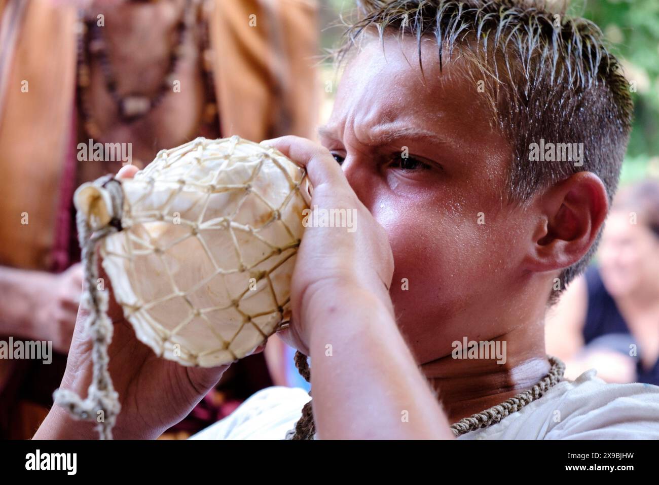 Kind, das eine Muschel bläst, Mauren und Christen, fest von La Patrona, Pollenca, Mallorca, balearen, Spanien Stockfoto