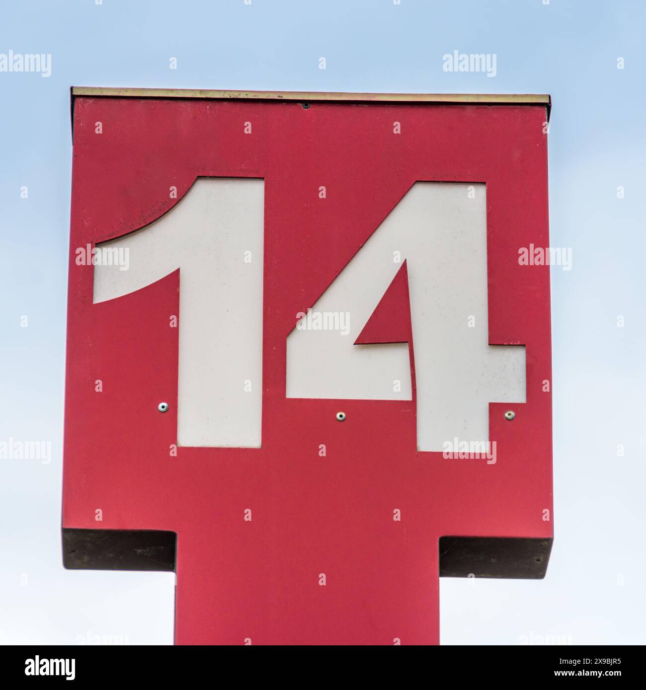 Nummer 14 auf einer roten Tafel, Nummer 14 Stockfoto