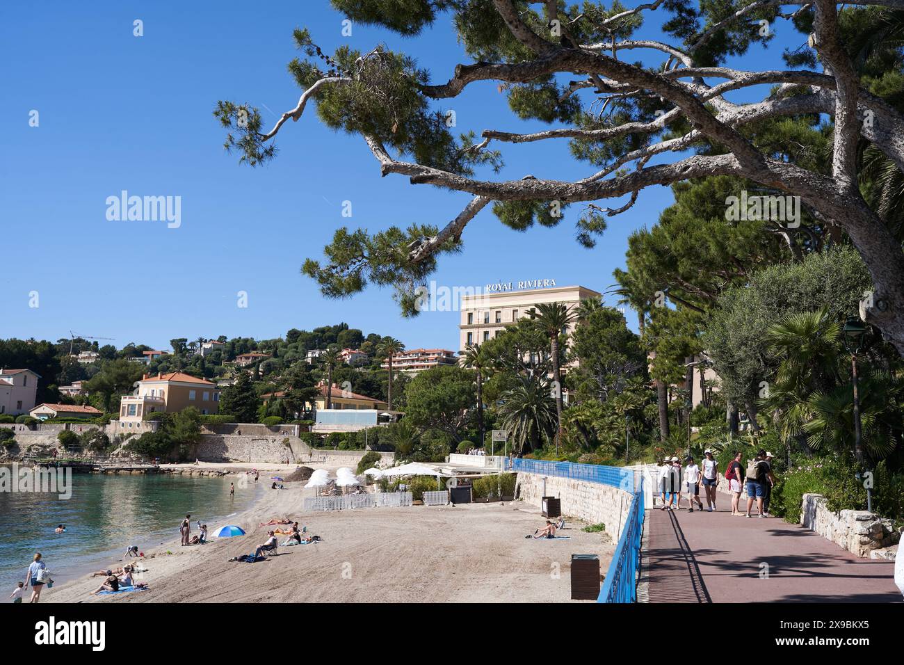 Beaulieu sur Mer, Frankreich - 10. Mai 2024 - ANTS Beach (Plage des Fourmis) an einem sonnigen Frühlingstag Stockfoto