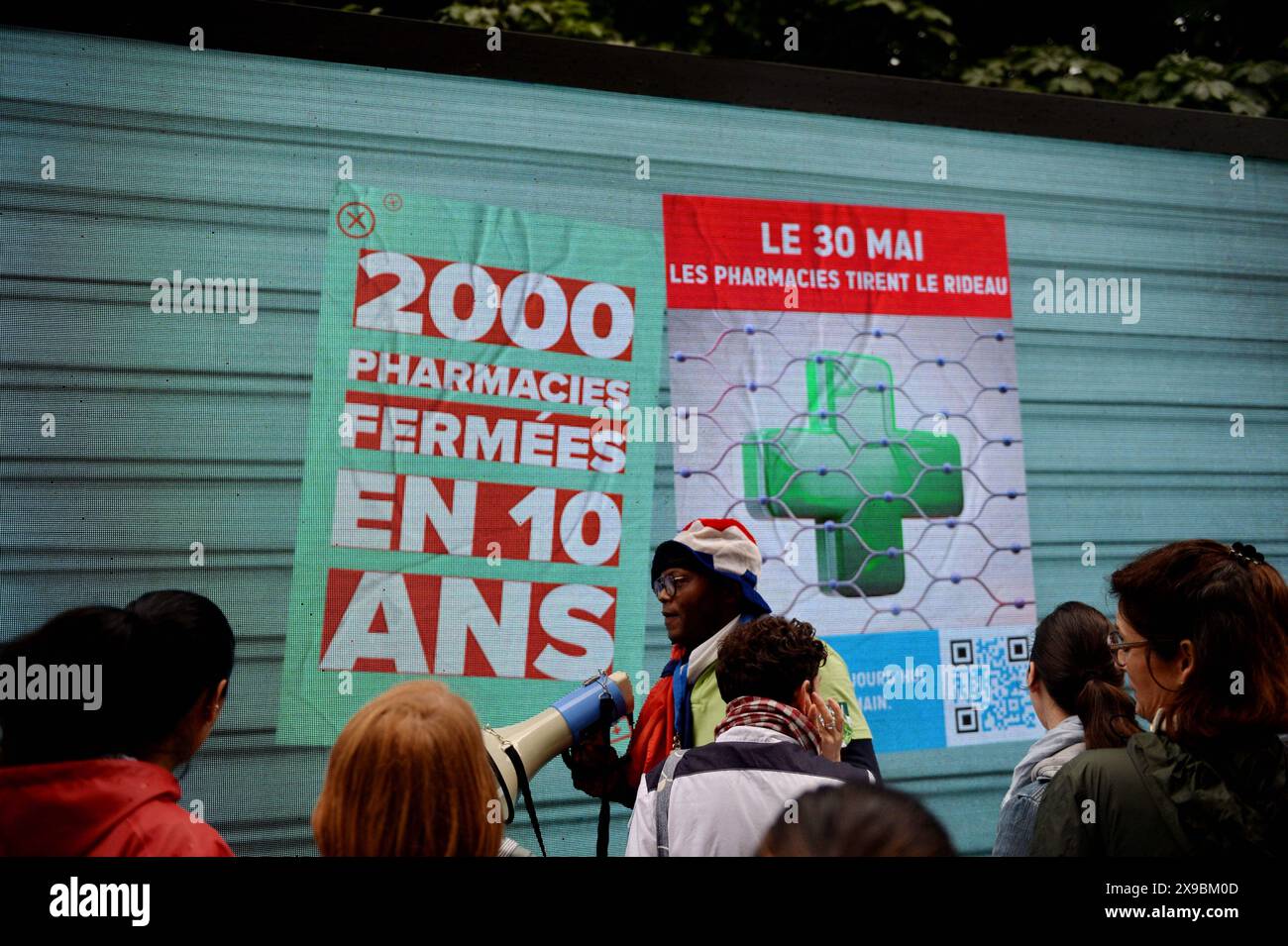 Illustration einer Demonstration von Apothekern in Paris, Frankreich am 30. Mai 2024. Auf Aufforderung ihrer Berufsverbände (FSPF, ANEPF, UNPF und USPO) versammelten sich mehrere hundert Apotheker vor der Fakultät für Pharmazie, Avenue de l'Observatoire, um dann in Richtung Bercy zu fahren. Im Mittelpunkt ihrer Nachfrage steht der Mangel an „wichtigen“ Arzneimitteln für Erwachsene und Kinder, der das finanzielle Gleichgewicht ihrer Apotheken gefährdet. Die Gewerkschaften fordern auch eine Erhöhung des Wertes von Verfahren und Gebühren, weil der Mangel durch den Mangel an Ärzten noch verstärkt wird. Mehr als 40 Apotheken haben das Stockfoto