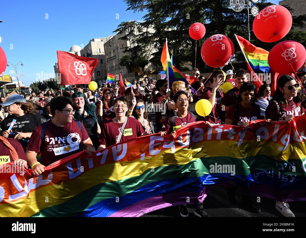 Jerusalem, Israel. 30. Mai 2024. Die Menschen nehmen an der „Born to be Free“ Jerusalem Pride and Tolerance Parade während des Krieges mit der Hamas Teil, in der die Freilassung aller Geiseln gefordert wird, die die Hamas am Donnerstag in Gaza gefangen gehalten hat, in Jerusalem, am 30. Mai 2024. Die feierliche Parade des Forums der Geiseln und vermissten Familien und des Jerusalem Open House für israelische Juden und Araber fordert die Freilassung der 121 Geiseln, die die Hamas 237 Tage lang festgehalten hat. Foto: Debbie Hill/ Credit: UPI/Alamy Live News Stockfoto