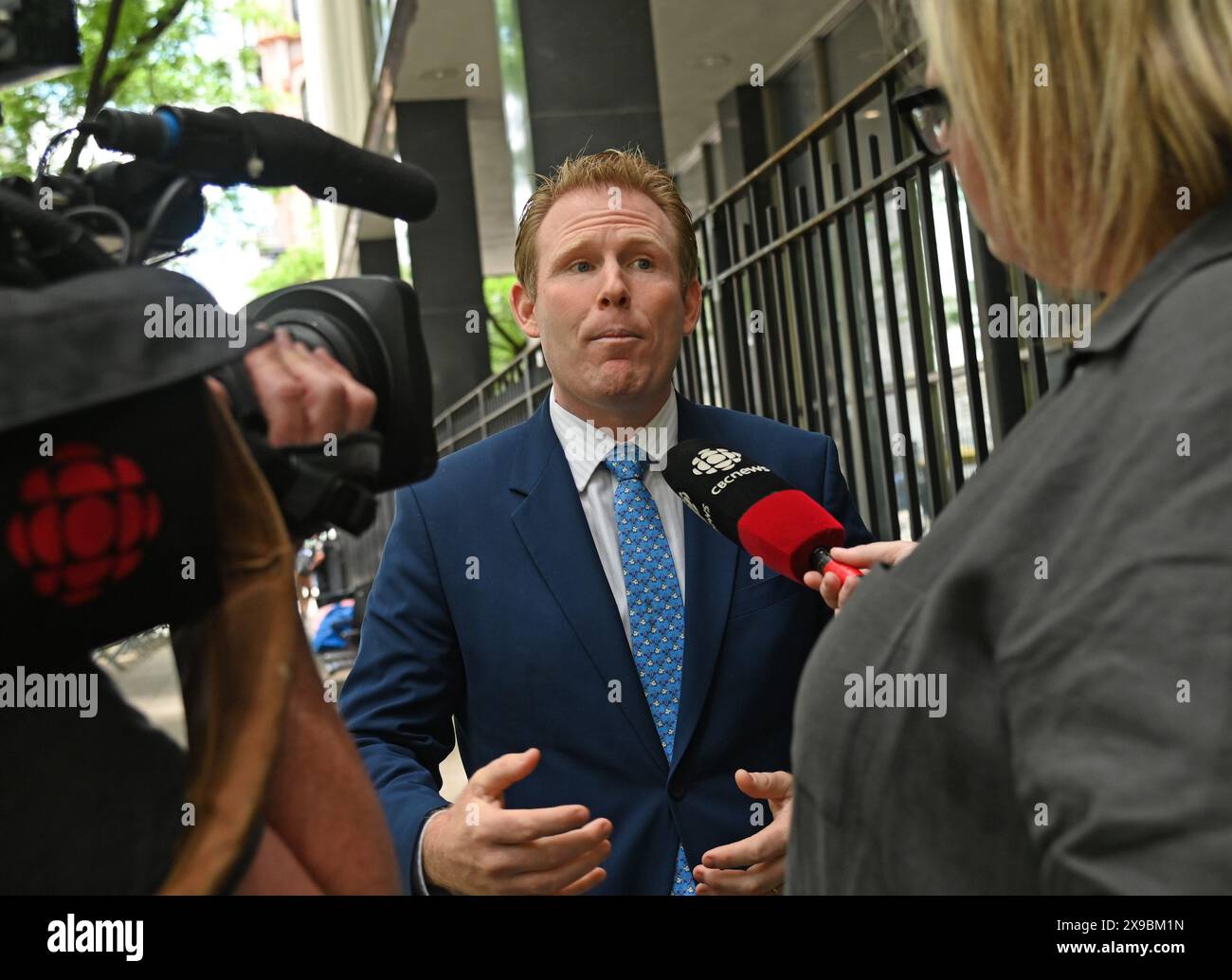 New York, Usa. Mai 2024. Der politische Kommentator Andrew Giuliani wird am Donnerstag, den 30. Mai 2024, vor dem Strafgericht in Manhattan in New York City interviewt. Die Geschworenen wurden am zweiten Tag in dem Schweigegeldprozess gegen den ehemaligen Präsidenten Donald Trump beraten. Er hat sich in 34 Fällen wegen Fälschung von Geschäftsunterlagen für nicht schuldig bekannt, ein Verbrechen, das mit bis zu vier Jahren Gefängnis bestraft wird. Foto: Louis Lanzano/UPI Credit: UPI/Alamy Live News Stockfoto