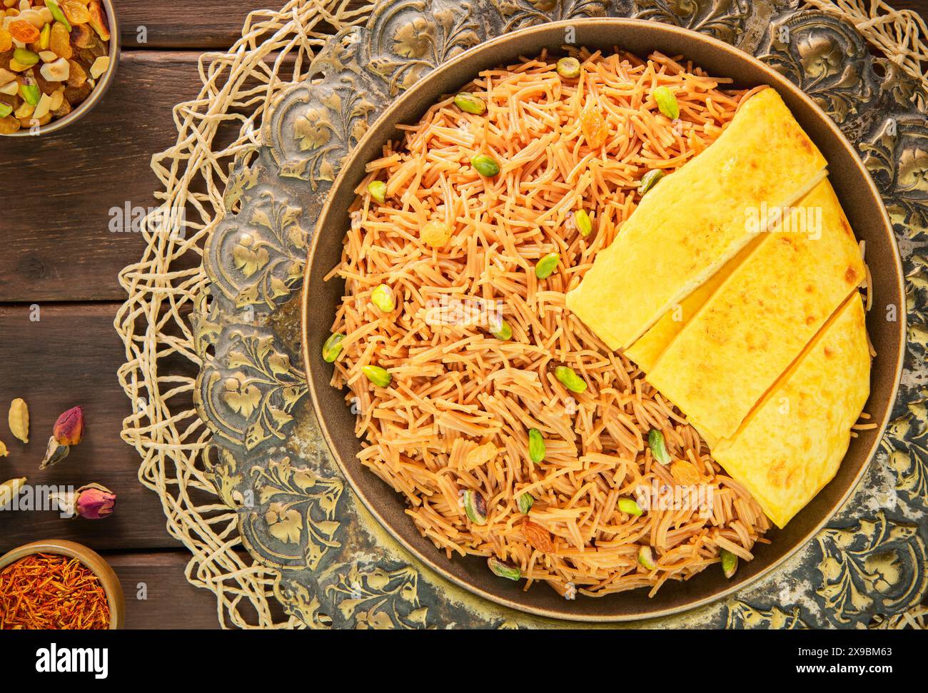 Arabische Küche; 'Balaleet' ist ein traditionelles Gericht am Golf des Nahen Ostens. Köstliche geröstete Vermicelli-Nudeln mit Eieromelett. Stockfoto