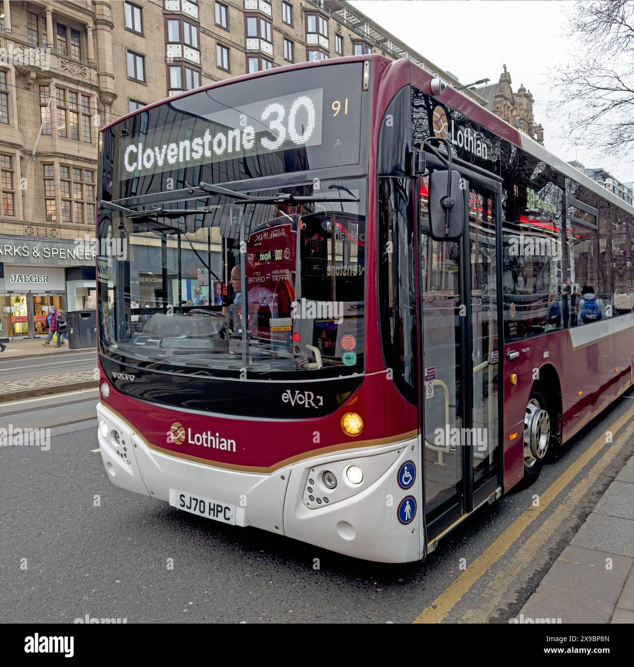 Öffentliche Verkehrsmittel in Princes Street Edinburgh, Lothian öffentlicher Bus 30 Verbindungen SJ70HPC nach Clovenstone, Single-Deck, Schottland, Vereinigtes Königreich, Stockfoto