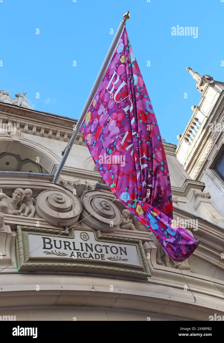 Flagge vor der historischen überdachten viktorianischen Burlington Arcade, 51 Piccadilly, London W1J 0QJ Stockfoto