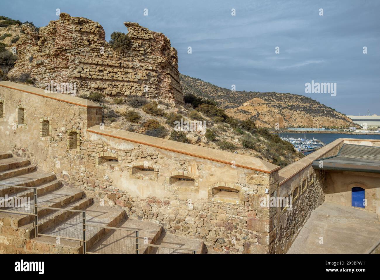Nahaufnahme zweier Backsteinembrasuren in der alten Weihnachtsfestung, rechts vom Hafen der neoklassizistischen Stadt Cartagena, Region Murcia, Spanien. Stockfoto