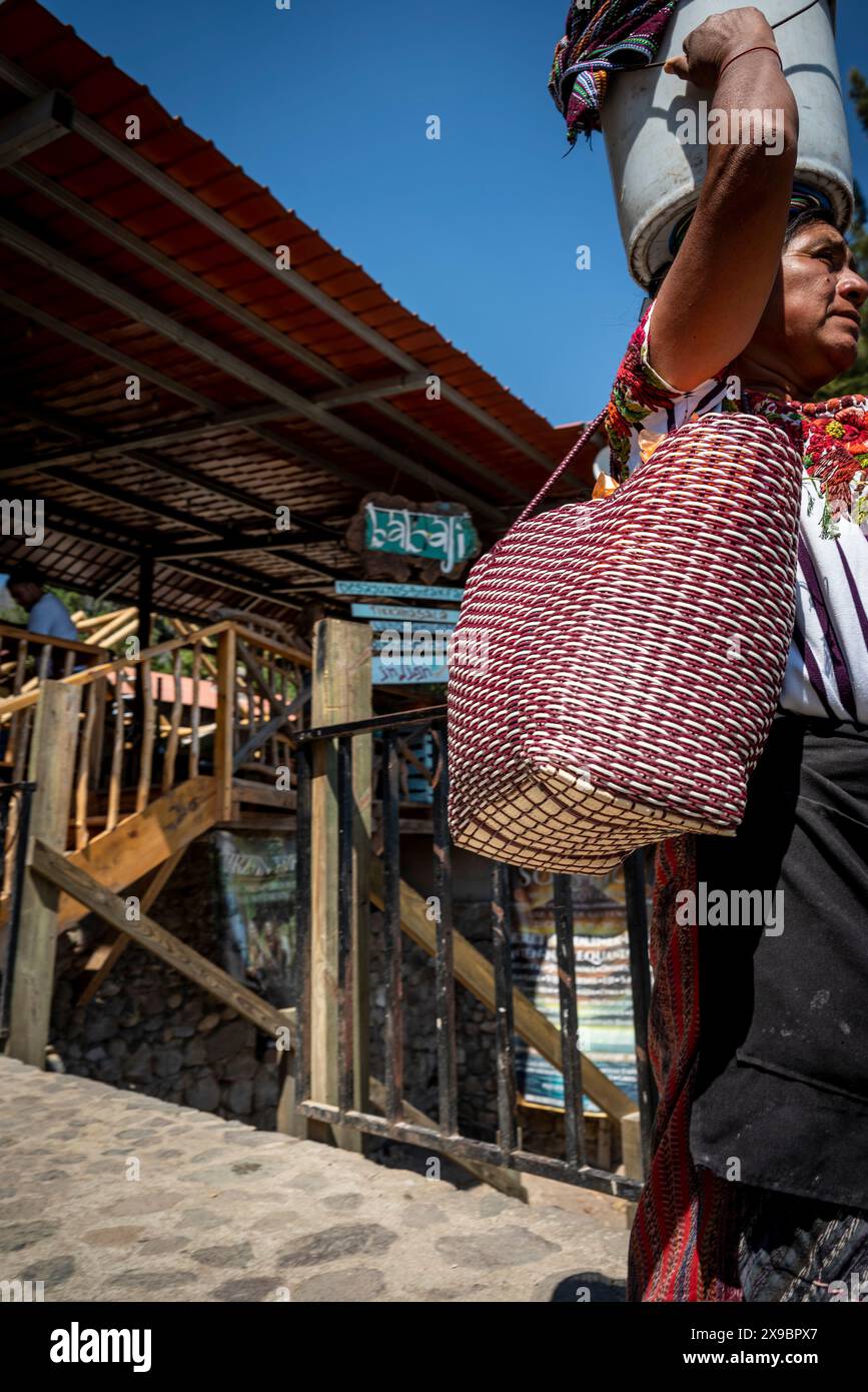 Frau, die auf einem Boot ankommt, San Marcos La Laguna, Lake Atitlan, Guatemala Stockfoto