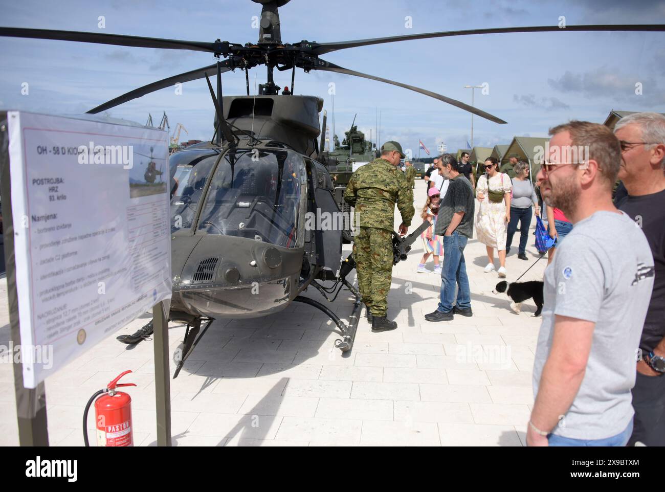 Pula, Kroatien. 30. Mai 2024. Während der Tactical and Technical Assembly of Waffen and Equipment anlässlich der Feierlichkeiten zum Tag der Staatlichkeit und zum Tag der kroatischen Streitkräfte am 30. Mai 2024 in Pula, Kroatien, werden die Menschen den Hubschrauber der Kiowa-Krieger beobachten. Foto: SASA Miljevic/PIXSELL Credit: Pixsell/Alamy Live News Stockfoto