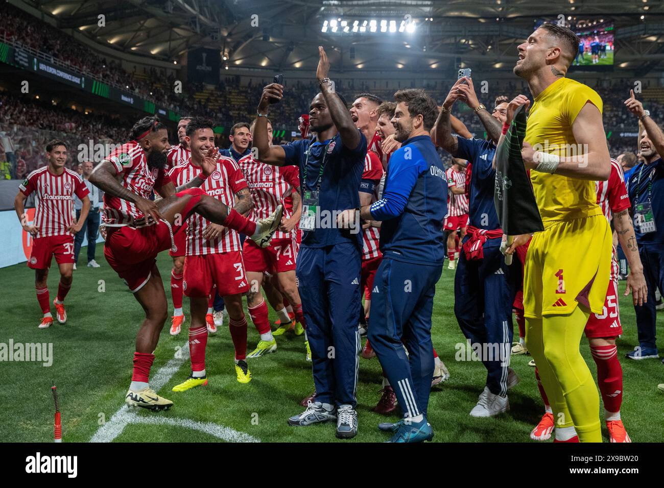 ATHEN, GRIECHENLAND - 29. MAI: Olympiacos FC feiert nach dem Endspiel der UEFA Europa Conference League 2023/24 zwischen Olympiacos FC und ACF Fiorentina am 29. Mai 2024 in AEK Arena. (Foto von MB-Medien) Stockfoto