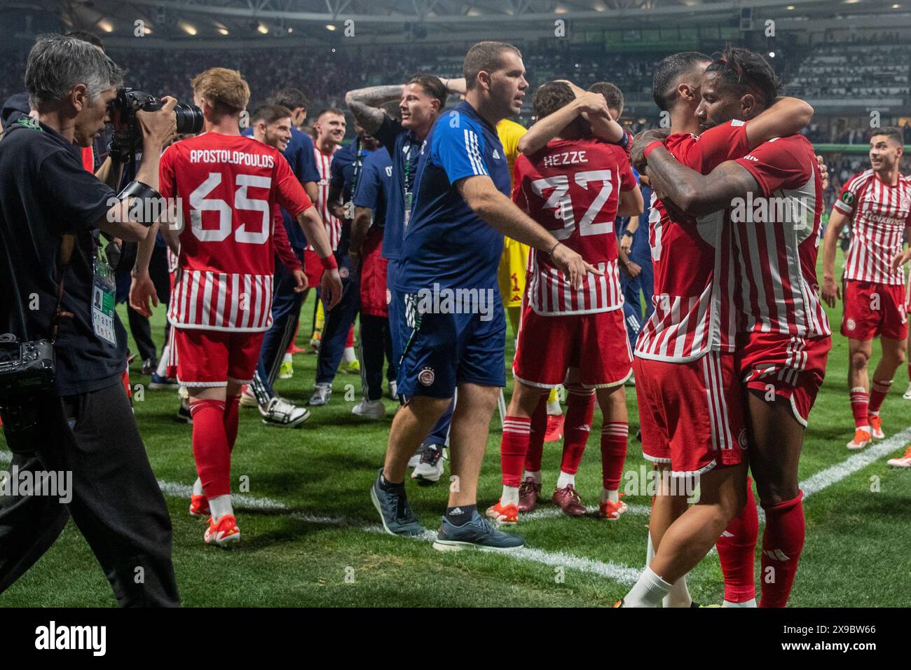 ATHEN, GRIECHENLAND - 29. MAI: Olympiacos FC feiert nach dem Endspiel der UEFA Europa Conference League 2023/24 zwischen Olympiacos FC und ACF Fiorentina am 29. Mai 2024 in AEK Arena. (Foto von MB-Medien) Stockfoto