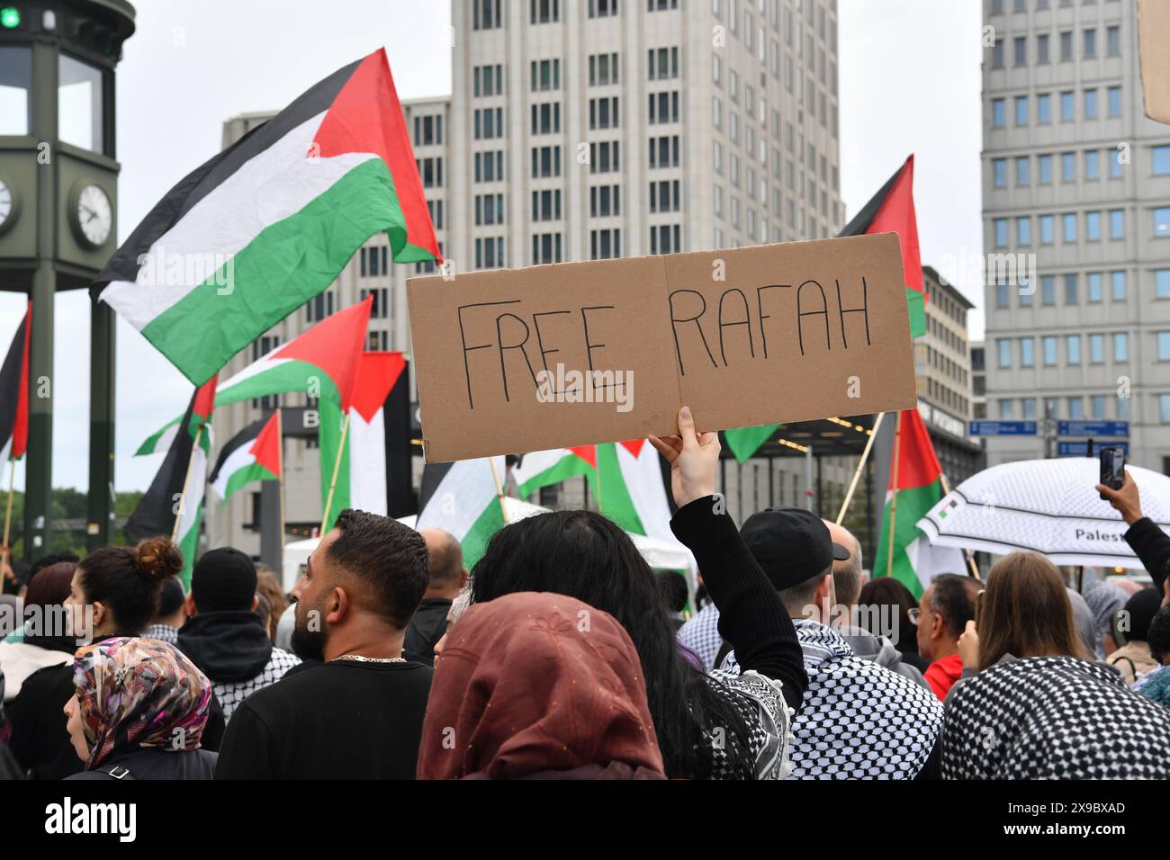 Berlin, Deutschland. 30. Mai 2024. Die Teilnehmer einer pro-palästinensischen Demonstration zeigen palästinensische Fahnen und ein Schild mit der Aufschrift „Free Rafah“. Quelle: Paul Zinken/dpa/Alamy Live News Stockfoto