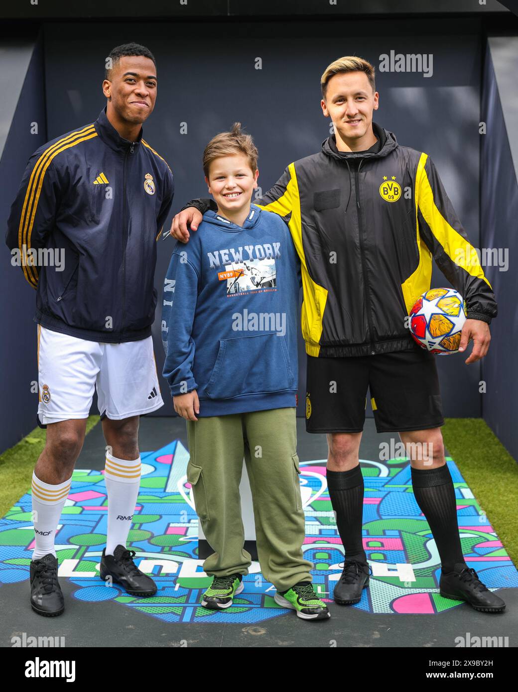 London, Großbritannien. 30. Mai 2024. Fans können im Potters Field Park mit Spielern posieren. Das UEFA Champions Festival findet auf fünf Festivalstätten statt, darunter Potters Field Park, Trafalgar Square und Regent Street, wo Fußballfans und Besucher am Sonntag zwischen Real Madrid und Borussia Dortmund die Champions League-Trophäe und das Finale feiern können. Quelle: Imageplotter/Alamy Live News Stockfoto