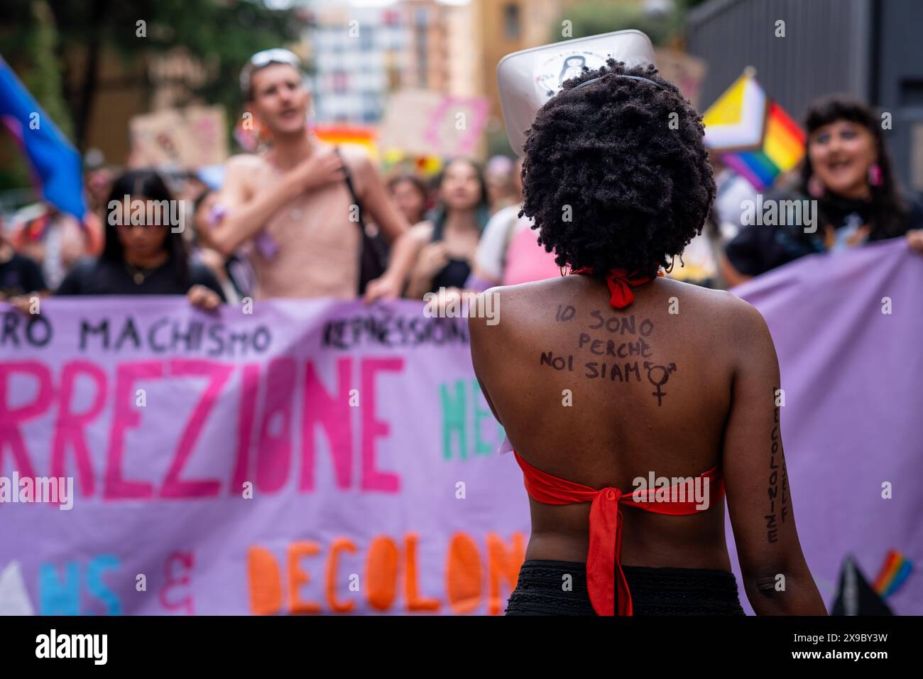 Rom, Rm, Italien. 30. Mai 2024. Studenten marschieren in La Sapienza, um Palästina zu unterstützen und gegen Machismus, Repression und geschlechtsspezifische Diskriminierung zu protestieren. "Ich bin, weil wir sind" steht auf der Rückseite des Schülers. (Kreditbild: © Marco Di Gianvito/ZUMA Press Wire) NUR REDAKTIONELLE VERWENDUNG! Nicht für kommerzielle ZWECKE! Stockfoto