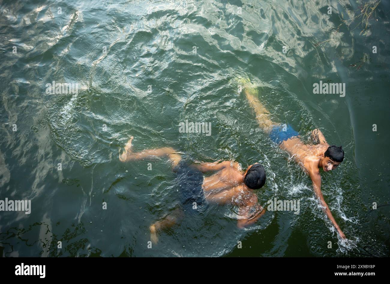 Srinagar, Indien. 30. Mai 2024. Die Einheimischen kühlen sich mit einem Bad im Dal Lake an einem heißen Sommerabend ab. Eine Rekordhitzewelle hat die indische Hauptstadt Delhi und Gebiete im Nordwesten und in den zentralen Regionen des Landes überschwemmt, wobei die Temperaturen während der ganzen Woche nahezu auf Allzeithochwerten lagen. (Foto: Idrees Abbas/SOPA Images/SIPA USA) Credit: SIPA USA/Alamy Live News Stockfoto