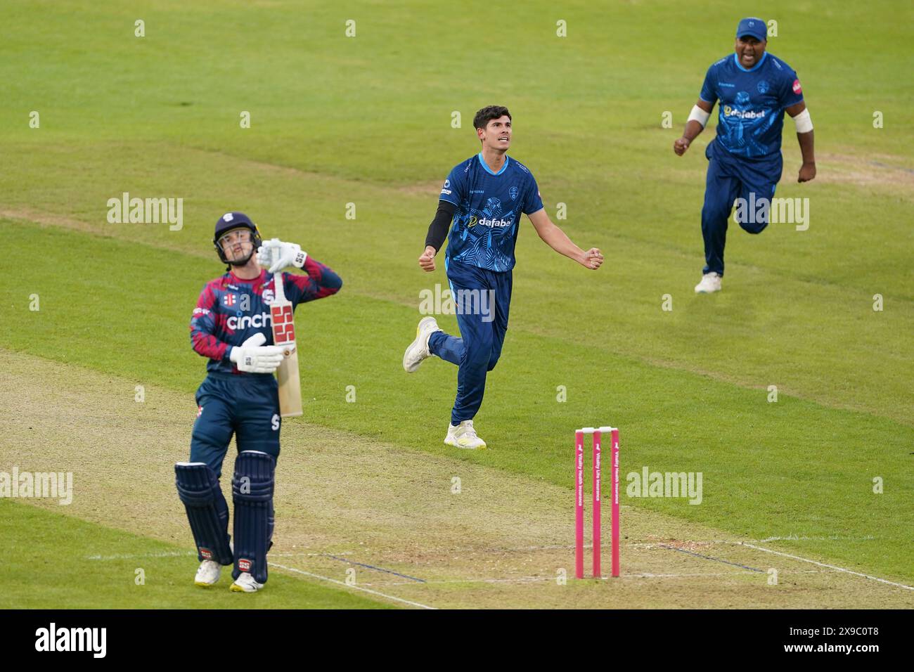 Derbyshire Falcons' Pat Brown feiert, dass er den Wicket von Matthew Breetzke aus Northamptonshire Steelbacks während des Spiels Vitality Blast T20 auf dem County Ground in Northampton erobert. Bilddatum: Donnerstag, 30. Mai 2024. Stockfoto