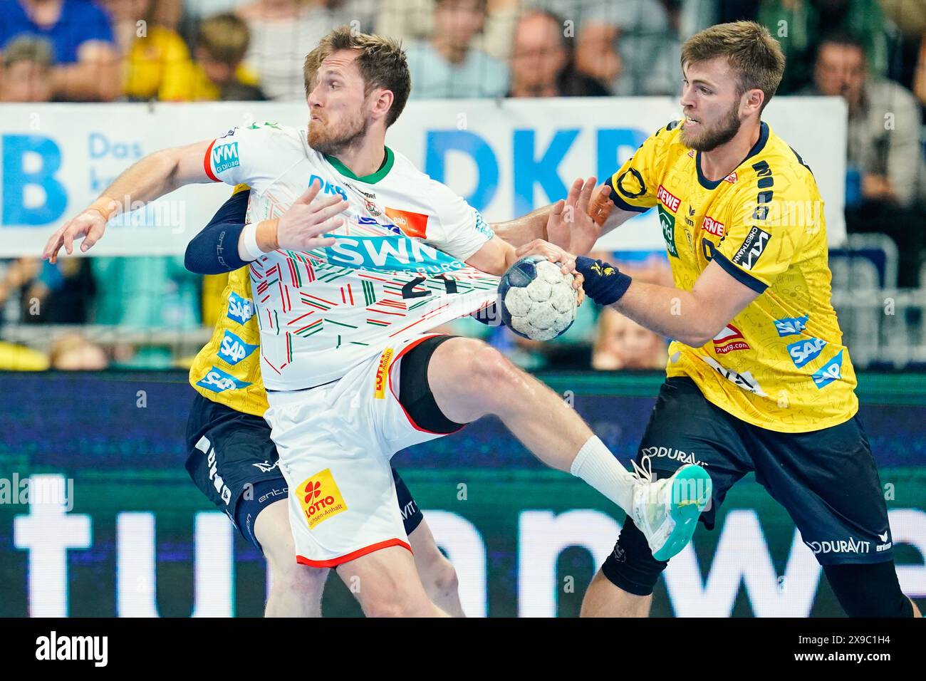 Mannheim, Deutschland. 30. Mai 2024. Handball: Bundesliga, Rhein-Neckar Löwen - SC Magdeburg, Spieltag 33, SAP Arena. Magdeburgs Albin Lagergren (l) und Steven Plucnar Jacobsen vom Rhein-Neckar Löwen kämpfen um den Ball. Quelle: Uwe Anspach/dpa/Alamy Live News Stockfoto