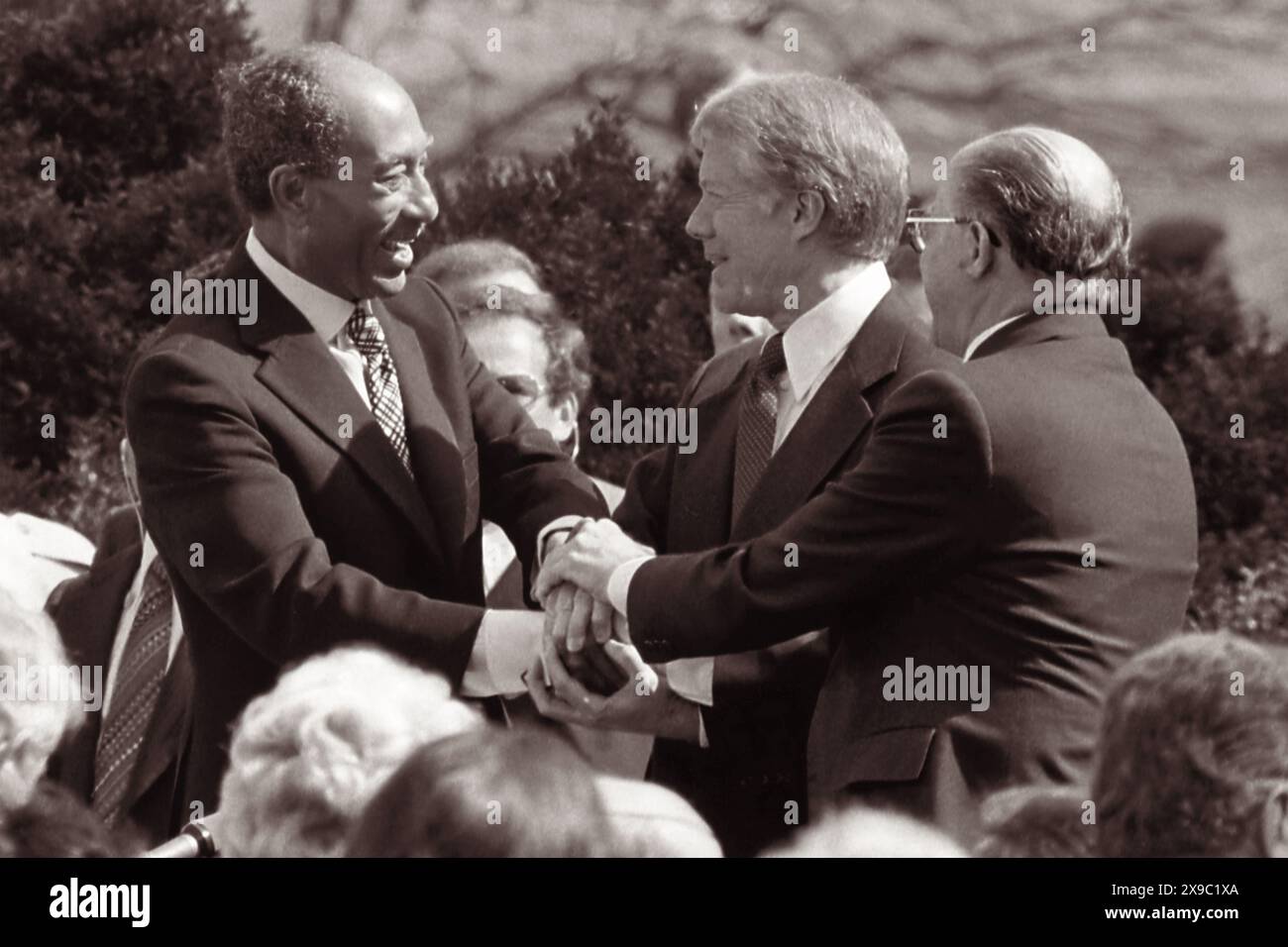 Präsident Jimmy Carter schüttelt die Hand mit dem ägyptischen Präsidenten Anwar Sadat und dem israelischen Premierminister Menachem mit der Unterzeichnung des ägyptisch-israelischen Friedensvertrags auf dem Gelände des Weißen Hauses am 26. März 1979. (USA). Stockfoto