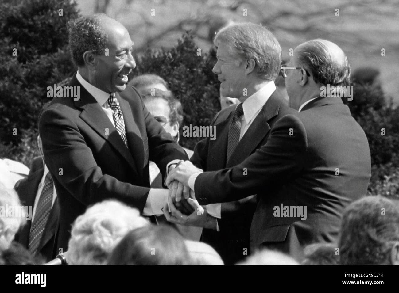 Präsident Jimmy Carter schüttelt die Hand mit dem ägyptischen Präsidenten Anwar Sadat und dem israelischen Premierminister Menachem mit der Unterzeichnung des ägyptisch-israelischen Friedensvertrags auf dem Gelände des Weißen Hauses am 26. März 1979. (USA). Stockfoto Präsident Jimmy Carter schüttelt die Hand mit dem ägyptischen Präsidenten Anwar Sadat und dem israelischen Premierminister Menachem mit der Unterzeichnung des ägyptisch-israelischen Friedensvertrags auf dem Gelände des Weißen Hauses am 26. März 1979. (USA). Stockfoto
