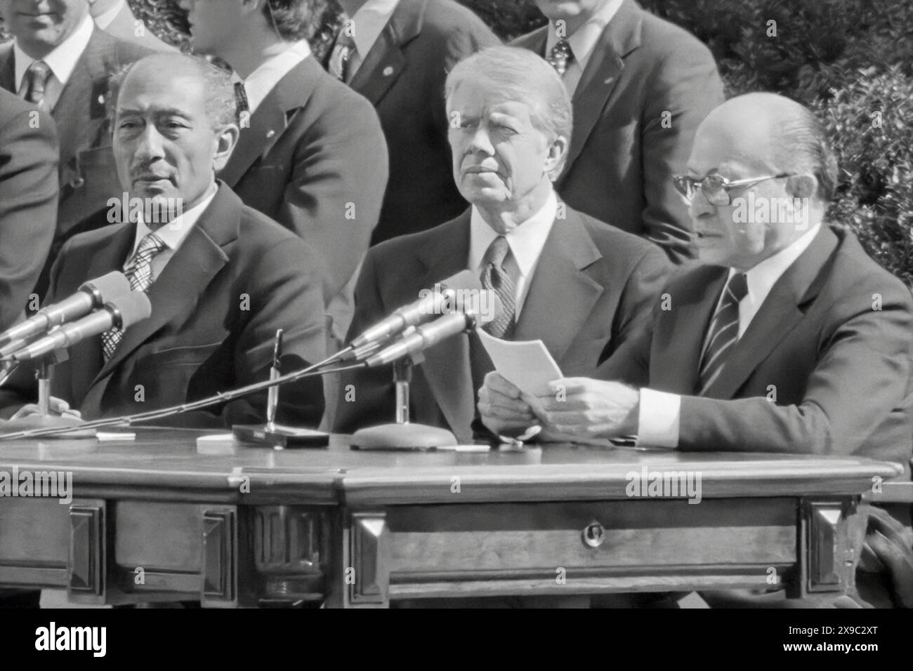 Der ägyptische Präsident Anwar Sadat, der US-Präsident Jimmy Carter und der israelische Premierminister Menachem beginnen mit der Unterzeichnung des ägyptisch-israelischen friedensvertrags vor dem Weißen Haus in Washington, D.C. (USA). Stockfoto Der ägyptische Präsident Anwar Sadat, der US-Präsident Jimmy Carter und der israelische Premierminister Menachem beginnen mit der Unterzeichnung des ägyptisch-israelischen friedensvertrags vor dem Weißen Haus in Washington, D.C. (USA). Stockfoto