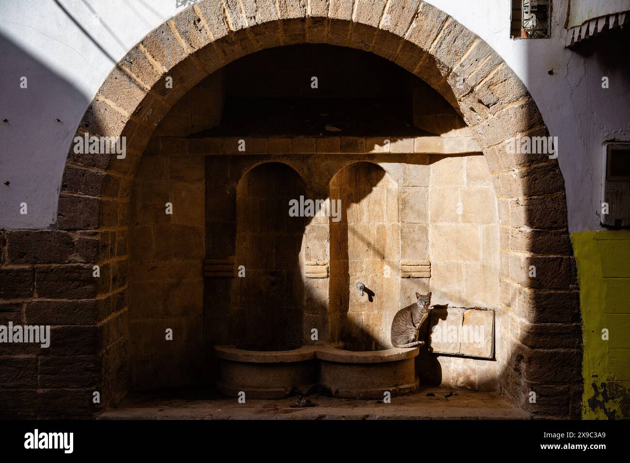 Essaouira, Marokko, eine Küstenstadt am Atlantik mit blauem Himmel und weißen Gebäuden und der Skala de la Kasbah Stockfoto