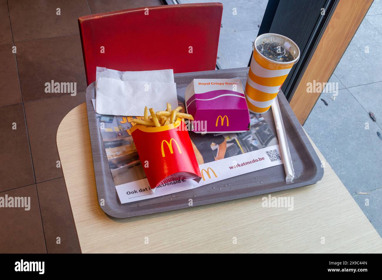 Antwerpen, Belgien - 25. Februar 2024: McDonald's Menü mit Royal Crispy Bacon, Pommes frites und Coca-Cola. Stockfoto