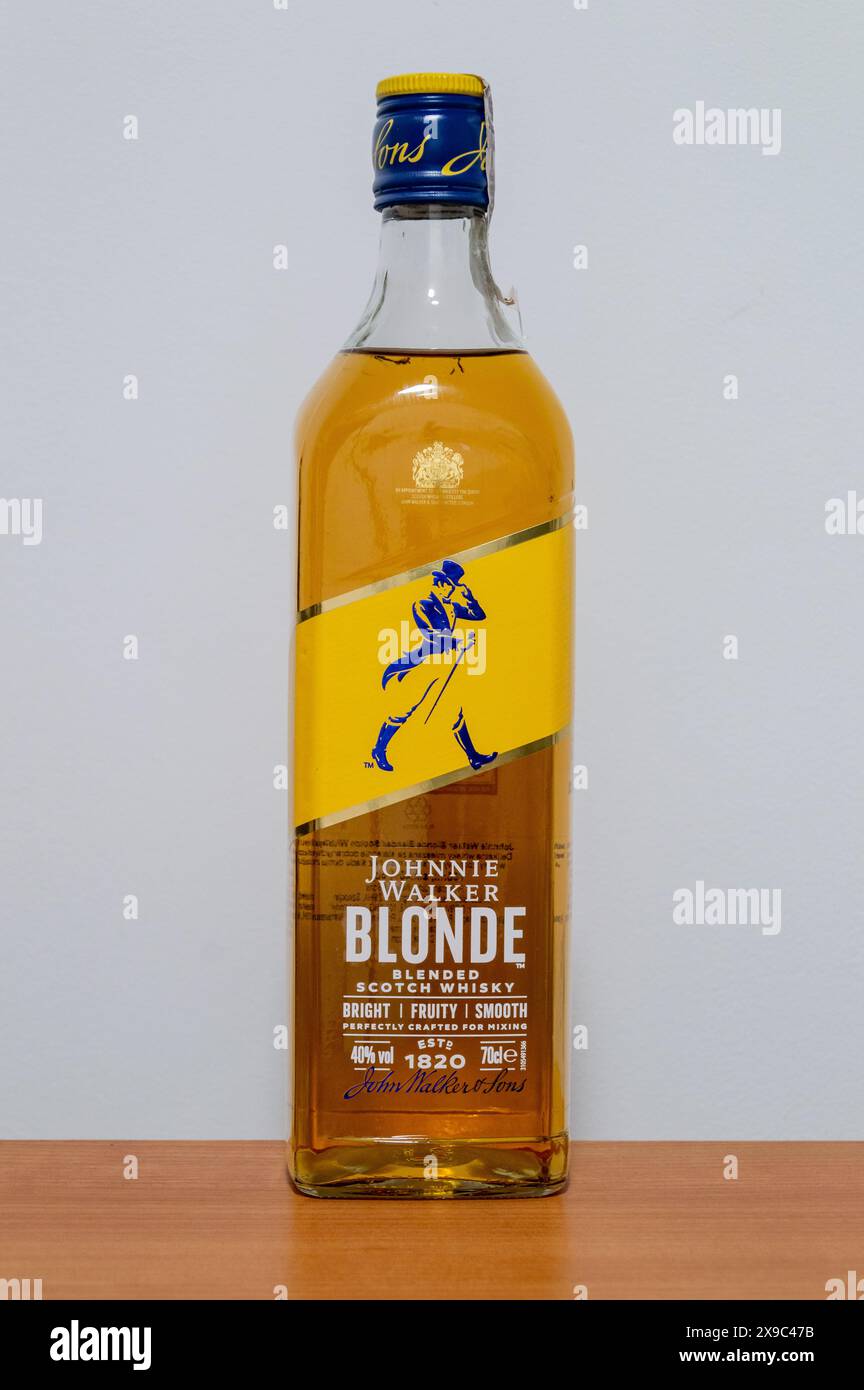 Pruszcz Gdanski, Polen - 29. Februar 2024: Flasche Blended Scotch Whisky Johnnie Walker Blonde. Stockfoto