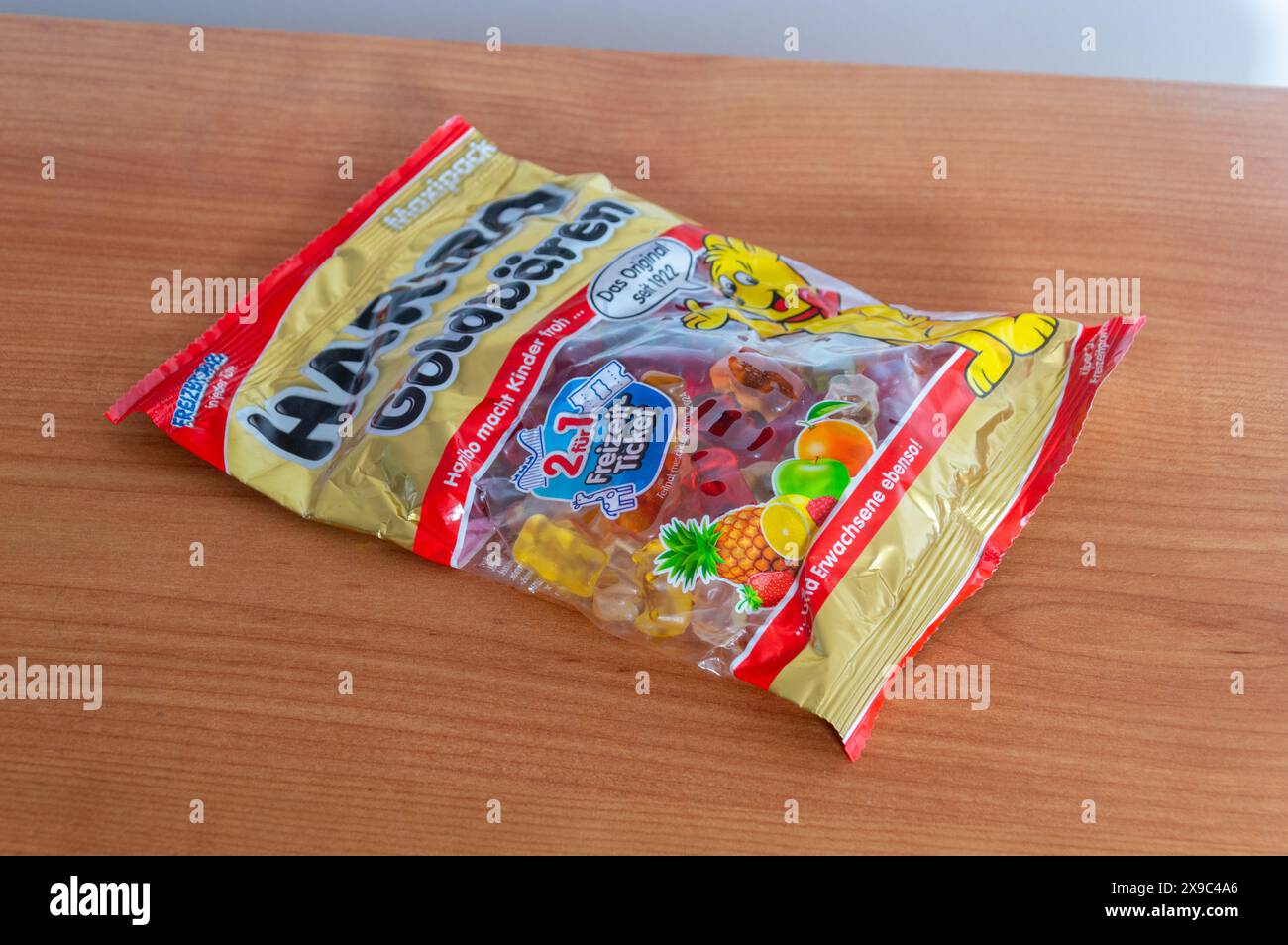 Pruszcz Gdanski, Polen - 1. März 2024: Packung Haribo goldbaren. Stockfoto