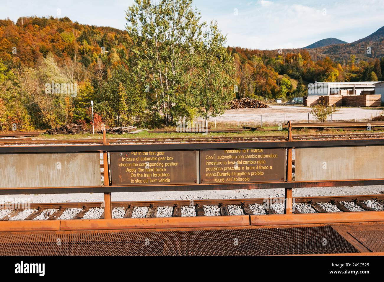 Ein Warnschild, das die Fahrzeuge anweist, in Slowenien den ersten Gang einzulegen und die Handbremse bei einem Zugwagen anzuziehen Stockfoto