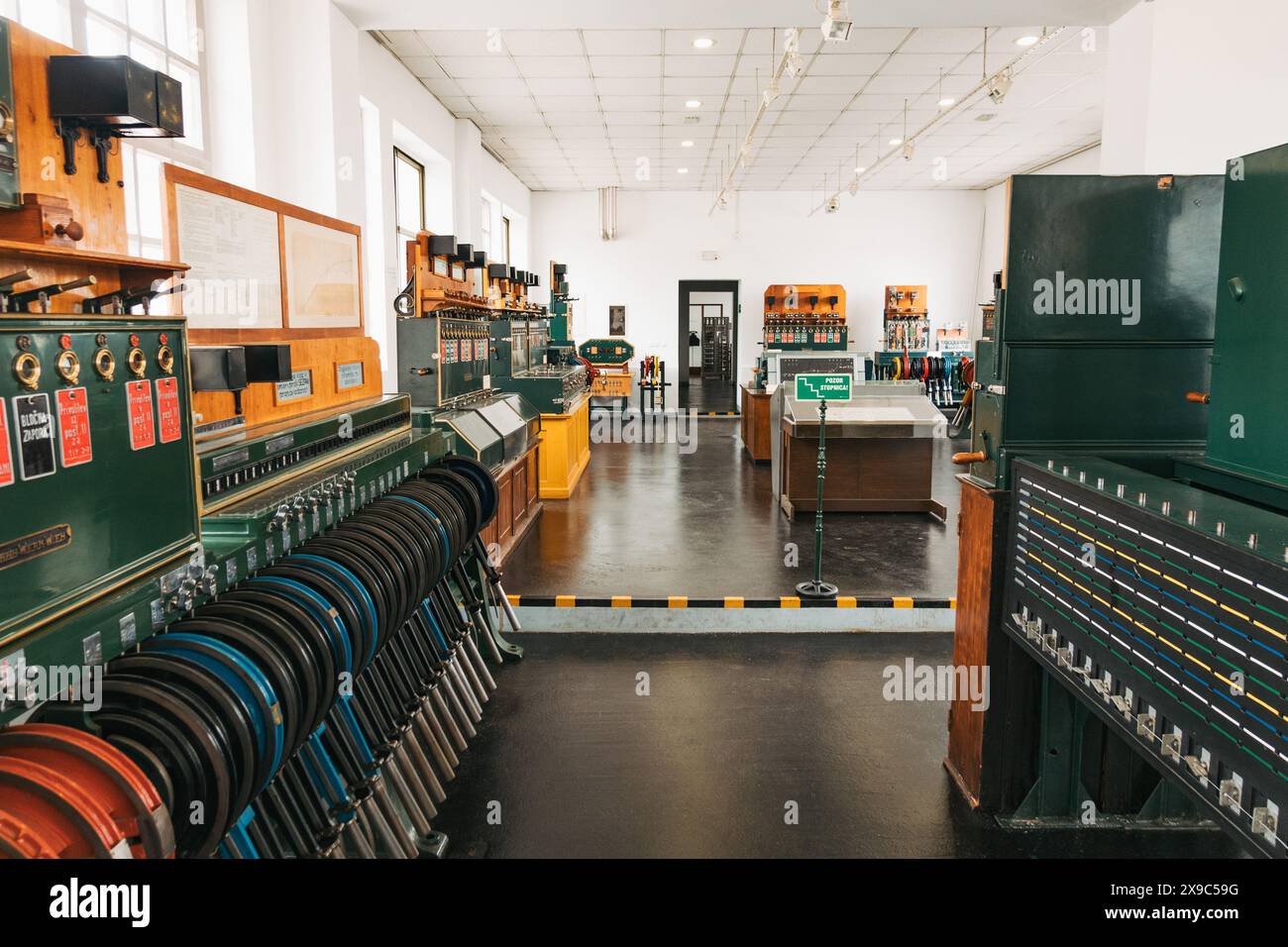 Alte Signal- und Kommunikationsgeräte im slowenischen Eisenbahnmuseum in Ljubljana Stockfoto