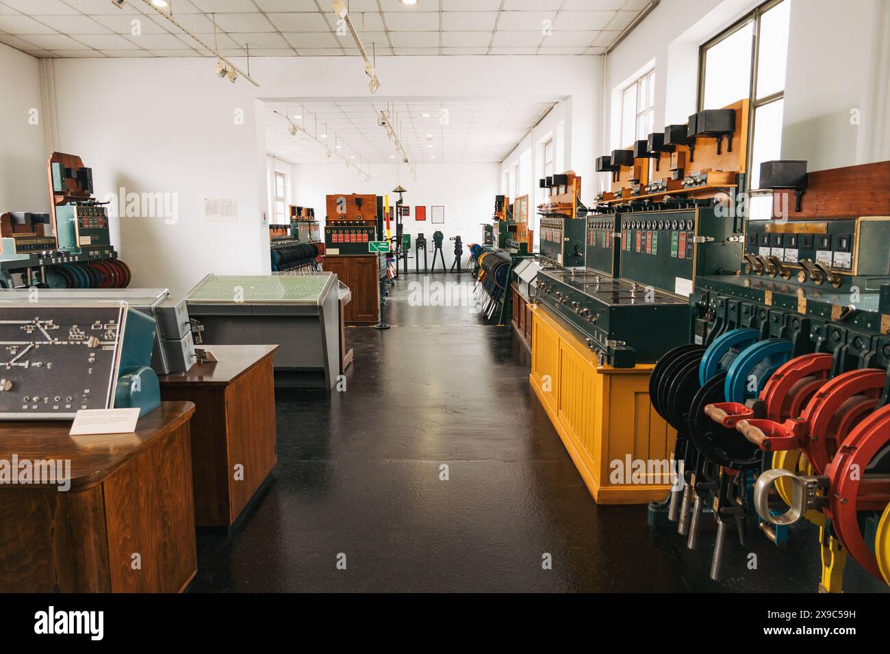 Alte Signal- und Kommunikationsgeräte im slowenischen Eisenbahnmuseum in Ljubljana Stockfoto