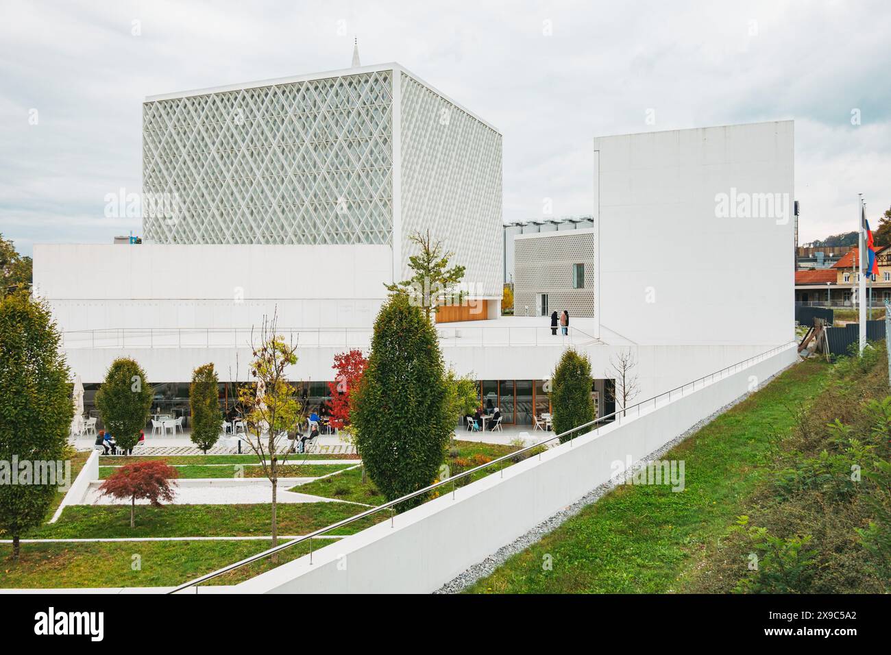 Das Islamische Religio-Cultural Center, das in einem zeitgenössischen architektonischen Stil mit islamischen Elementen gestaltet wurde, wurde 2020 in Ljubljana, Slowenien, fertiggestellt Stockfoto