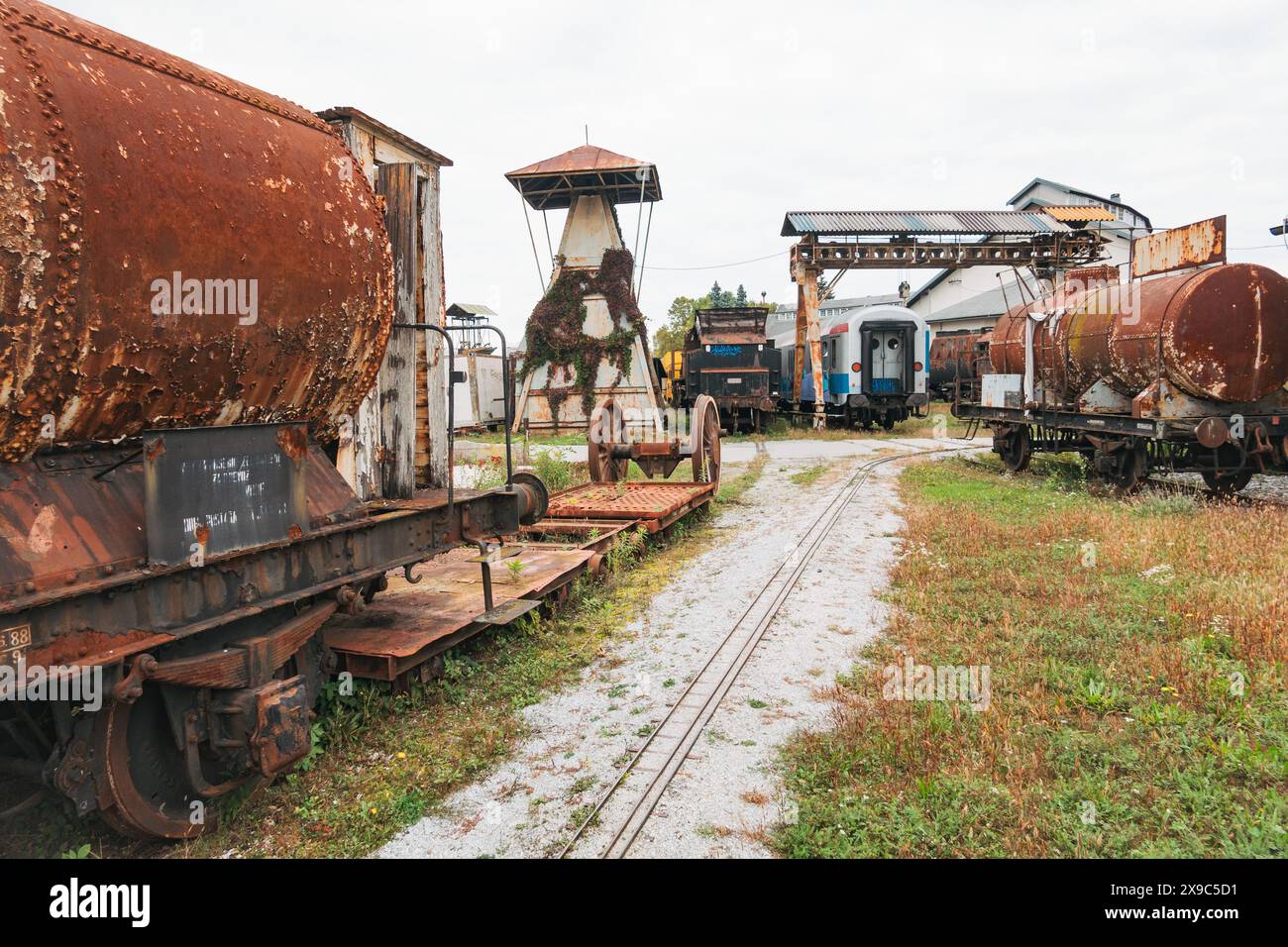 Verrostete, stillgelegte Eisenbahnwagen und Ausrüstung im slowenischen Eisenbahnmuseum in Ljubljana, Slowenien Stockfoto