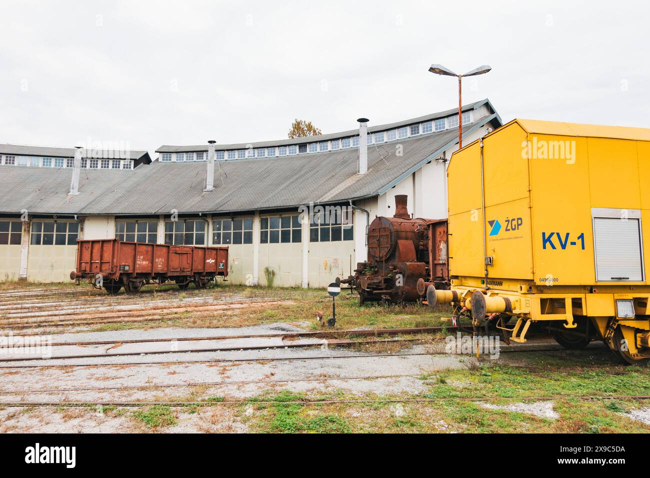 Verrostete, stillgelegte Eisenbahnwagen und Ausrüstung im slowenischen Eisenbahnmuseum in Ljubljana, Slowenien Stockfoto