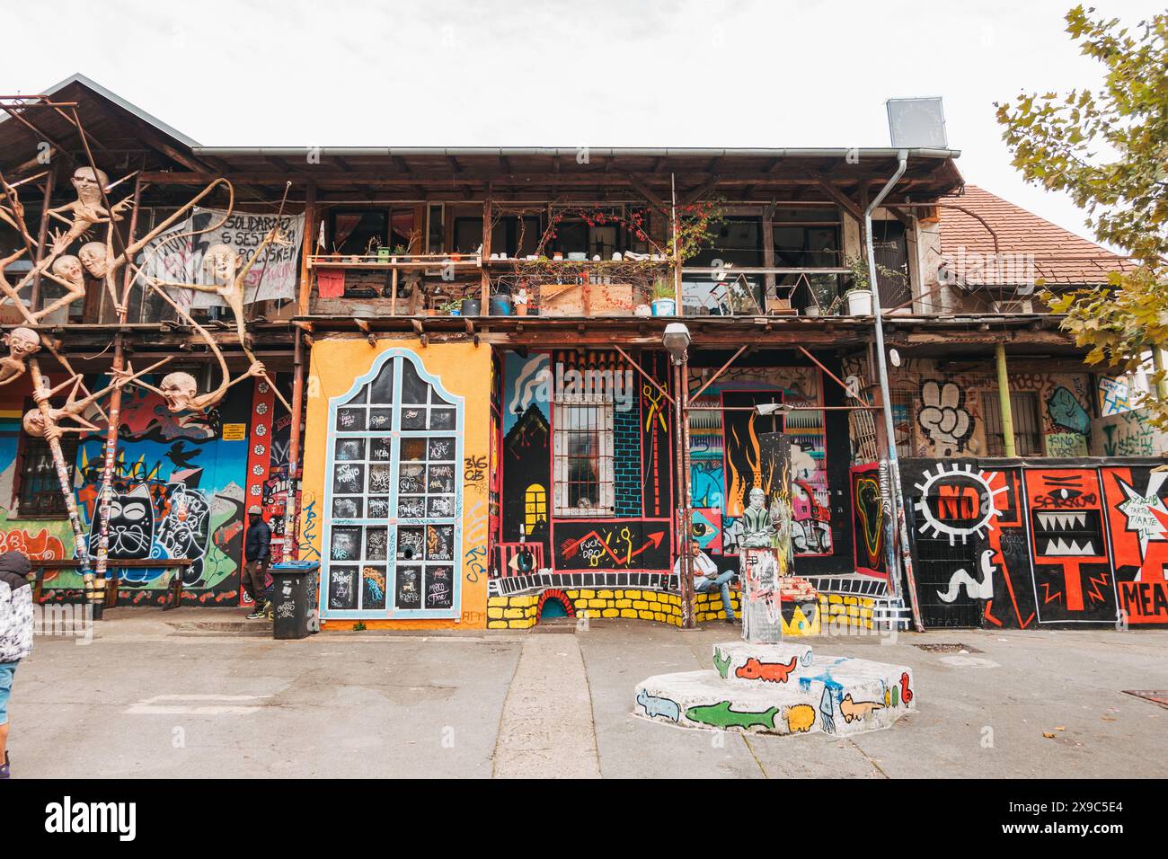 Metelkova, ein lebendig dekoriertes autonomes soziales und kulturelles Zentrum in Ljubljana, Slowenien Stockfoto