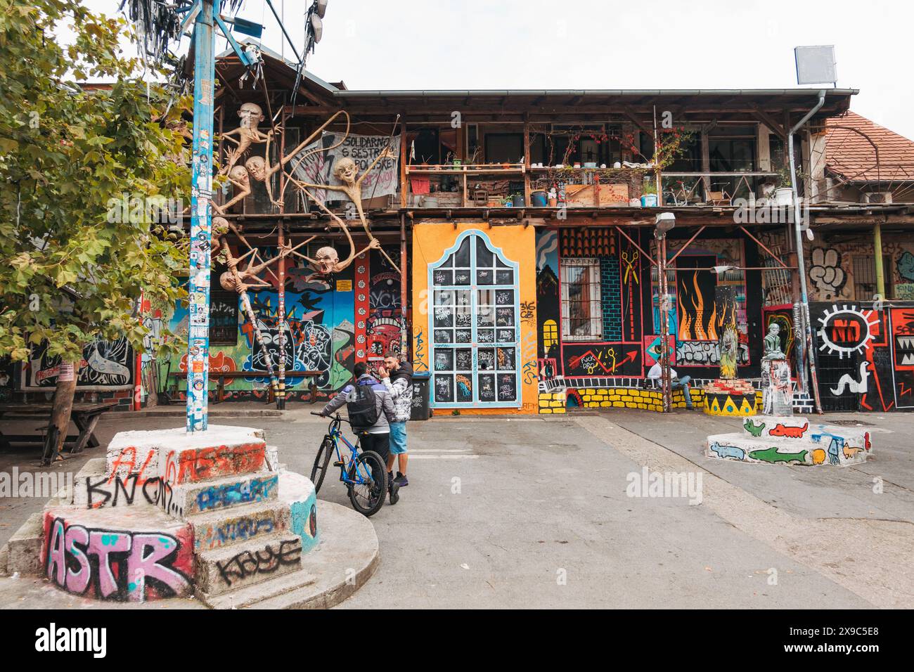 Metelkova, ein lebendig dekoriertes autonomes soziales und kulturelles Zentrum in Ljubljana, Slowenien Stockfoto