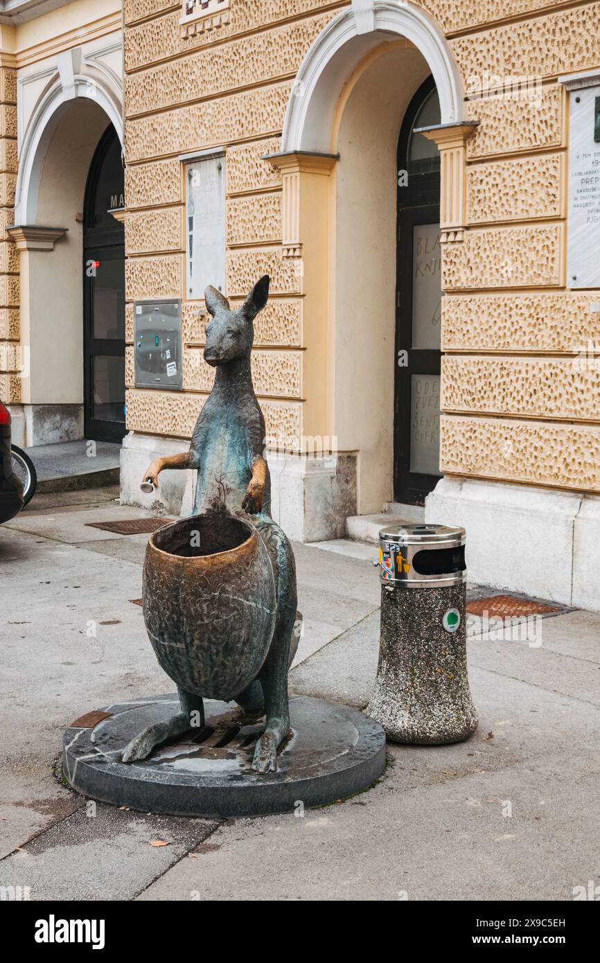 Einer der vielen Trinkbrunnen der Stadt Ljubljana, dieser eine Bronzeskulptur in Form eines Kängurus, von dem Künstler Mirko Bratuša Stockfoto