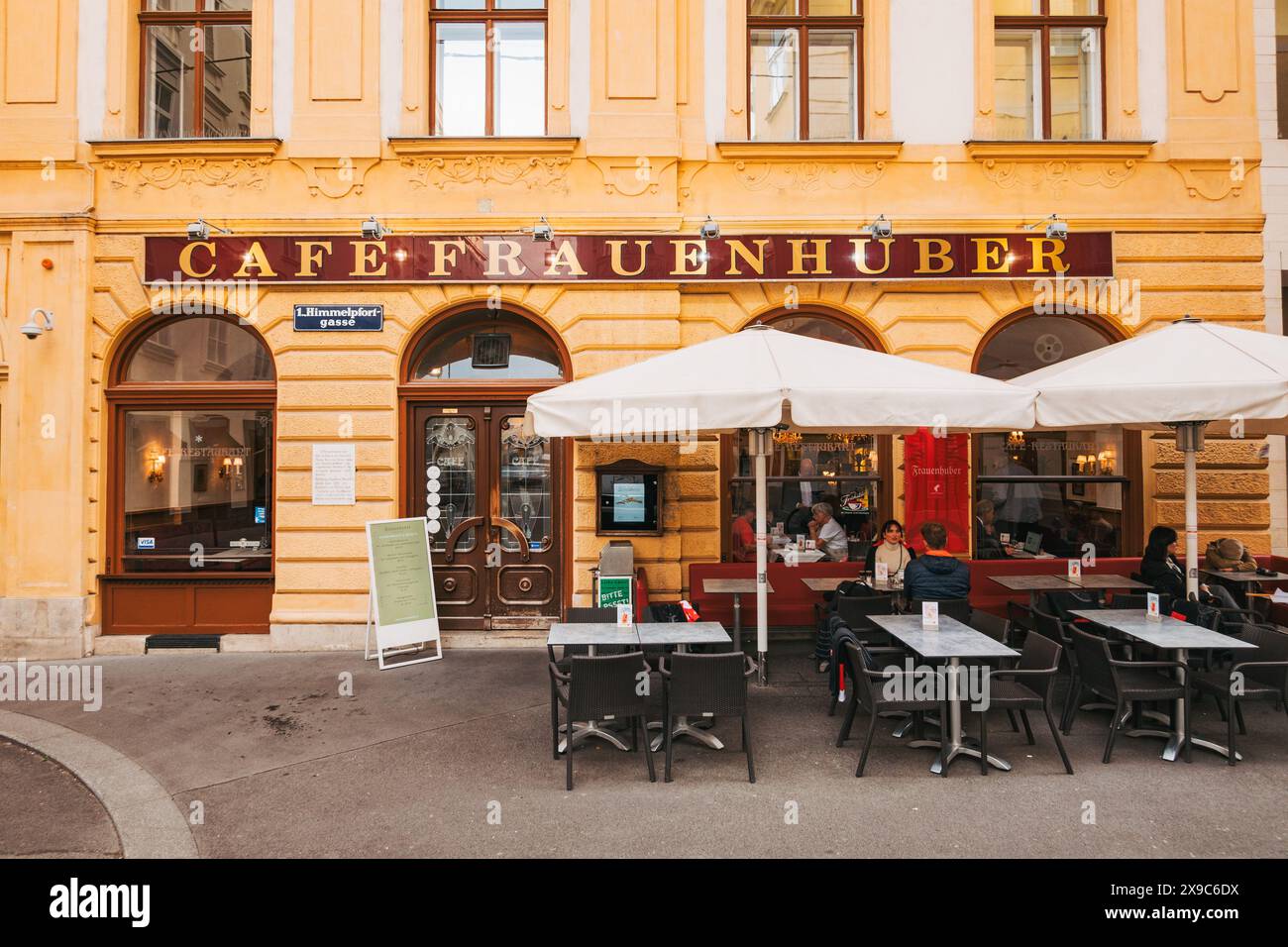 Cafe Frauenhuber, ein 200 Jahre altes klassisches Café in einem ehemaligen mittelalterlichen Badehaus, in dem einst Mozart & Beethoven gespielt haben, in Wien, Österreich. Eröffnet 1824 Stockfoto